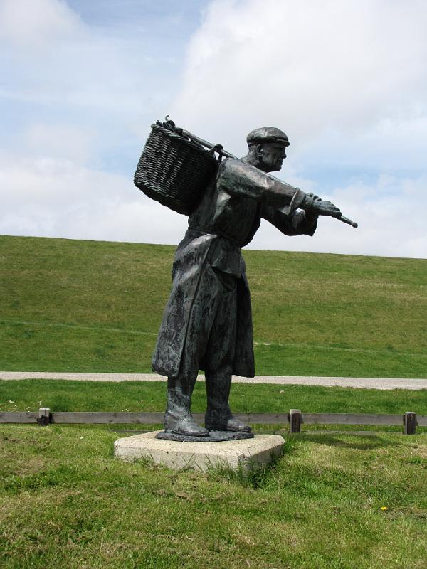 beeld_de hjerringfiskers.jpg - Aan de voet van de zeedijk treffen we dit beeld van de Hjerringfiskers aan. Op een bord staat een mooi gedicht over de haringvissers. Dit gedicht kun je lezen op de wandelingenpagina over het Friese kustpad.
